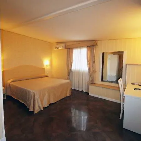 Saturnia ホテル 2*